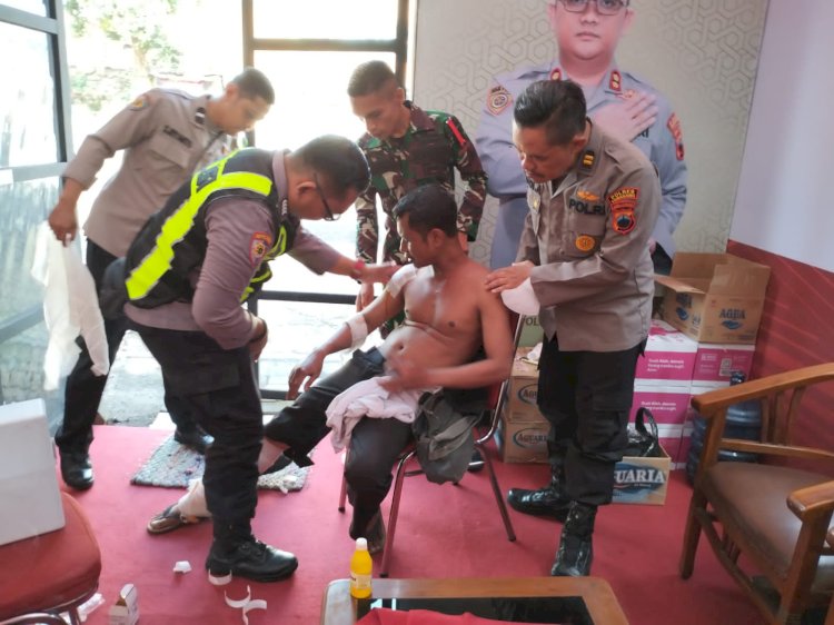 Seorang Pemudik Bernama Syamsudin Asal Tangerang Yang Berhenti Di Depan Pos Terpadu Ungaran Jl. Jenderal Sudirman, Ungaran Saat Mendapatkan Bantuan Petugas, Kamis (11/04). Erna Yunus B/RMOLJateng