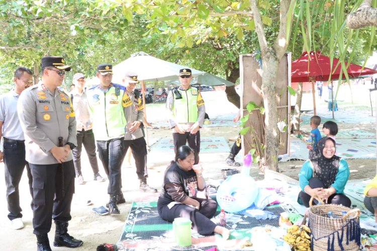 Kapolres Jepara, AKBP Wahyu Nugroho Setyawan, Memantau Situasi Kamtibmas Di Objek Wisata Pantai Di Jepara. Arif Edy Purnomo/RMOLJateng