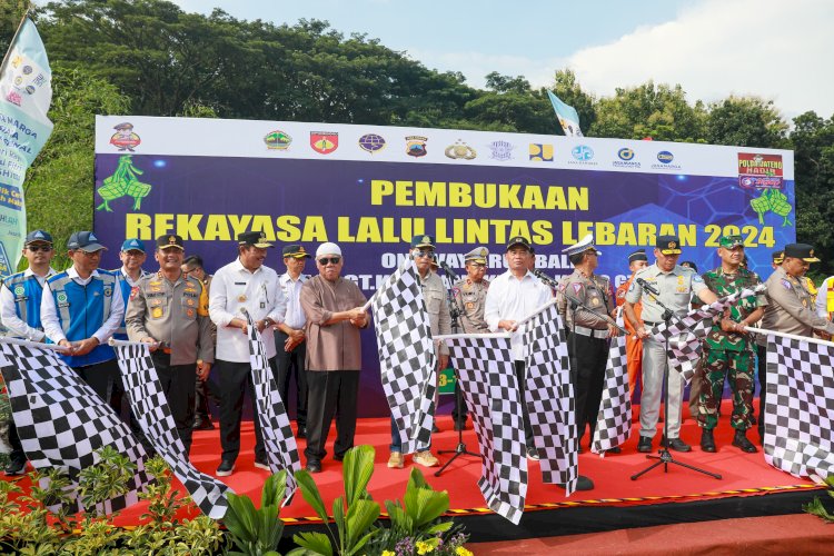 Tiga Menteri Pemerintahan Joko Widodo Membuka Secara Resmi Penerapan Sistem One Way Atau Satu Arah Di Tol Trans Jawa Mulai Gerbang Tol (GT) Kalikangkung Semarang Menuju GT Cikampek Utama Pada Kurun Waktu 13-16 April 2024, Sabtu (13/4). Dokumentasi Pemprov Jawa Tengah
