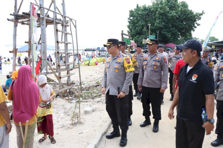 Kapolres Jepara AKBP Wahyu Nugroho Setyawan didampingi jajarannya, turun langsung ke lokasi dan menemui sejumlah pengunjung. Arif Edy Purnomo/RMOLJateng