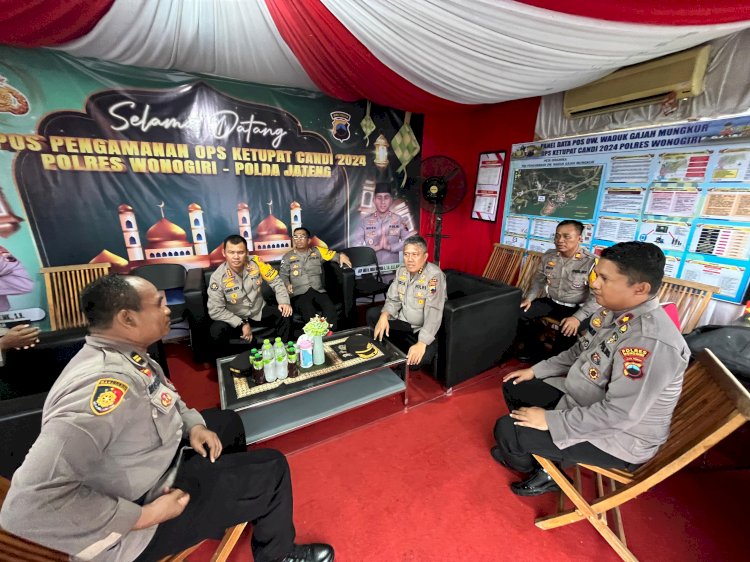 Rombongan Perwira Pengamat Wilayah (Pamatwil) Polda Jateng Dipimpin Irwasda Polda Jateng KBP Rudy Mulyantoko Bersama Kabid Humas Polda Jateng KBP Stefanus Satake Bayu Setianto, Dan Kabid TIK KBP Didim Dwi Santoso, Melakukan Pemantauan Di Wsonogiri Disambut Wakapolres Wonogiri Kompol Heru Sanusi Bersama Sejumlah Pejabat Utama Polres Wonogiri. Dokumentasi Humas Polres Wonogiri