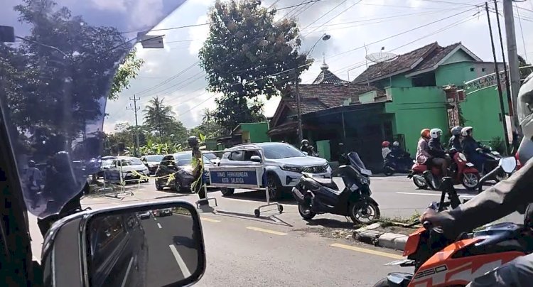 Salah Satu Persimpangan JLS Salatiga Padat Merayap Yang Ditutup Polres Salatiga, Minggu (14/04). Erna Yunus B/RMOLJateng