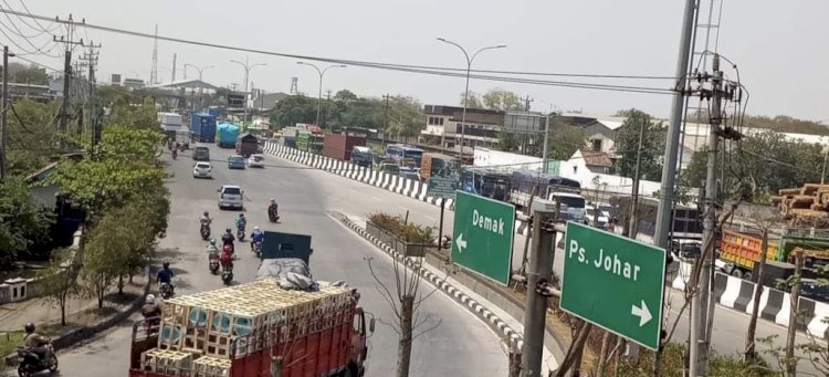 Arus lalu lintas di Pantura Kaligawe, Senin (15/4) siang ini ramai lancar setelah puncak arus mudik akhir pekan kemarin. Dicky Aditya/RMOLJateng