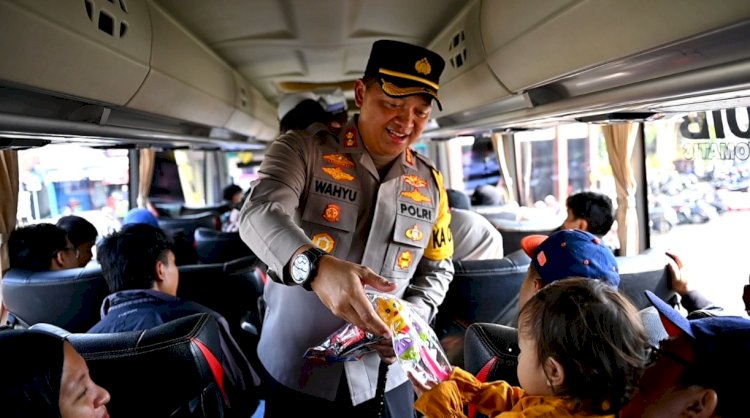 Kapolres Jepara AKBP Wahyu Nugroho Setyawan menyapa pemudik yang diberangkatkan dari Mapolres Jepara  tujuan Terminal Pulau Gebang Jakarta. Arif Edy Purnomo/RMOLJateng