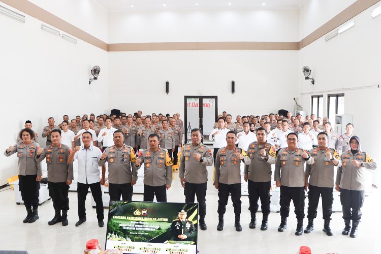 Kapolda Jateng Irjen Pol. Drs. Ahmad Luthfi foto bersama peserta 'Sambang Kamtibmas' di wilayah Rayon Semarang terpusat di Polres Semarang, Senin (15/4). Erna Yunus B/RMOLJateng