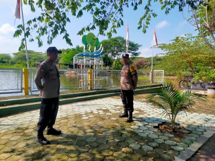 Anggota Polres Demak siaga menjaga tempat wisata di Demak. Nungki/RMOLJateng