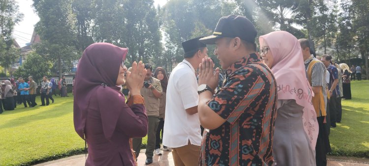 Pj Wali Kota Salatiga, Yasip Khasani. Beserta Istri Dan Pejabat Saat Halal Bihalal Dengan ASN Salatiga Di Halaman Kantor Pemkot Salatiga, Selasa (16/04). Erna Yunus B/RMOLJateng
