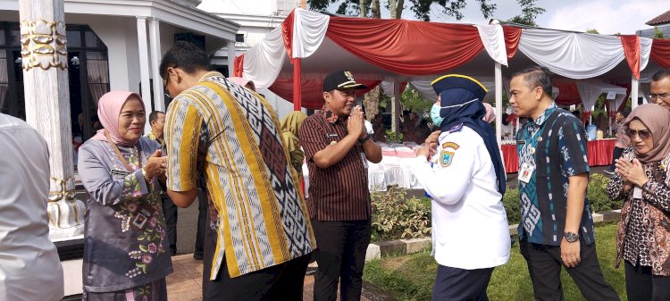 : Pj Wali Kota Yasip Khasani saat menyalami ASN Salatiga di hari pertama masuk kerja usai libur dan cuti bersama Lebaran di Kantor Pemkot Salatiga, Selasa (16/4). Erna Yunus B/RMOLJateng 