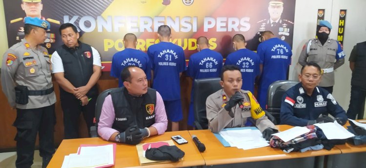 Sejumlah pelaku pengeroyokan berujung kematian saat malam takbiran ditangkap aparat Polres Kudus. Pelaku yang dihadirkan hanya lima, karena tiga lainnya masih dibawah umur. Arif Edy Purnomo/RMOLJateng
