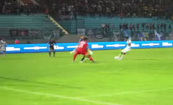 Pemain PSIS Tri Setyawan menguasai bola yang akhirnya berhasil mencetak gol ke gawang PSM Makassar. PSIS akhirnya menelan kekalahan dengan skor 1-3 pada putaran ke-31 BRI Liga 1, uang berlangsung di Stadion Batakan Balikpapan, Selasa (16/4) malam. dok. PSIS