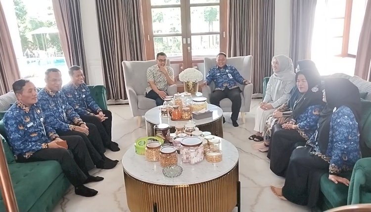 Pj Wali Kota Salatiga Yasip Khasani Beserta Istri, Anita Nofiana, Sowan Dibalut Silahturahmi Ke Kediaman Mantan Wali Kota Salatiga Yuliyanto, Rabu (17/4). Erna Yunus B/RMOLJateng