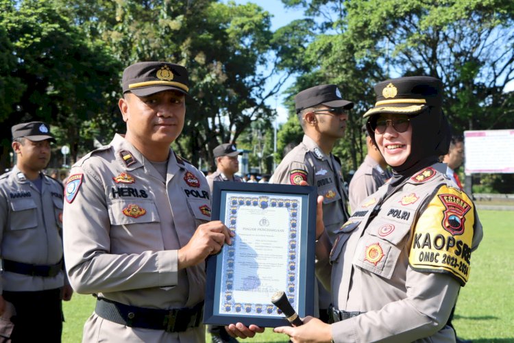 Kapolres Salatiga, AKBP Aryuni Novitasari Menyerahkan Penghargaan Kepada Personil Berprestasi Ditengah Upacara Hari Kesadaran Nasional, Di Lapangan Bhayangkara Polres Salatiga, Rabu (17/4). Erna Yunus B/RMOLJateng