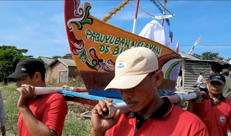 Nelayan Desa Bungo membawa sesaji untuk dilarung di tengah laut Demak, Rabu (17/4). Nungki/RMOLJateng