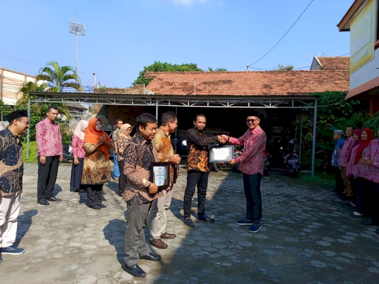 Ketua Bawaslu Kudus, Mohammad Wahibul Minan menerima penghargaan usai memimpin apel peringatan HUT Bawaslu ke 16 tahun di halaman kantor Bawaslu setempat, Rabu (17/4). Arif Edy Purnomo/RMOLJateng