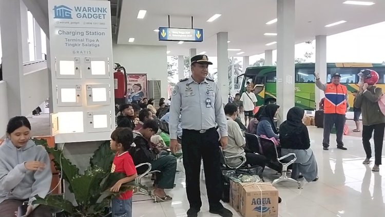 Kepala Terminal Tipe A (TTA) Tingkir Kota Salatiga, Vicky Chandra Yanuar, Saat Memantau Dan Berdialog Dengan Penumpang Bus, Rabu (17/04) Petang. Erna Yunus B/RMOLJateng