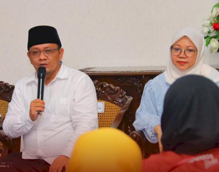 Pj Bupati Kudus Hasan Chabibie bersama istri dalam sebuah acara di Pendopo Kabupaten Kudus. Dok.RMOLJateng