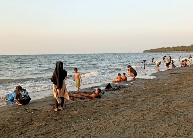 Pantai Tirang banyak dikunjungi masyarakat selama libur lebaran ini. Dicky Aditya/RMOLJateng