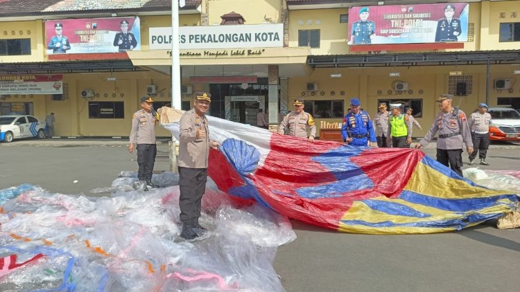 Kapolres Pekalongan Kota AKBP Doni Prakoso (kiri depan) menunjukkan balon liar hasil sitaaan. Kamis (18/4). RMOLJateng/Bakti Buwono