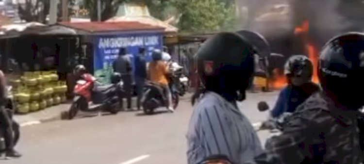 Bengkel tambal ban dan jual beli bensin eceran di Peterongan dekat Jembatan TI, Kamis (18/4) siang ini terbakar diduga akibat rokok. Dicky Aditya/RMOLJateng