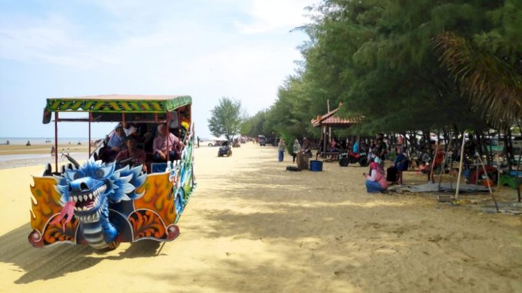 Pada musim libur Lebaran tahun ini, wisata pantai yakni Karang Jahe Beach (KJB), Pantai Balongan, dan Pantai Pasir Putih menjadi tujuan favorit masyarakat.  Arif Edy Purnomo/RMOLJateng