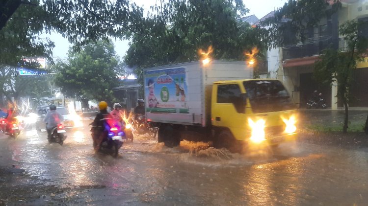 Sebuah Truk Melintasi Jalan Protokol Untung Suropati, Semarang, Kamis (18/04) Sore. Wahyu Sulistiyawan/RMOLJateng