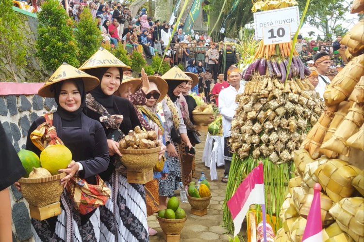 Tradisi Sewu Kupat segera dipatenkan sebagai Hak Atas Kekayaan Indonesia yakni kekayaan budaya lokal milik Kabupaten Kudus. Arif Edy Purnomo/RMOLJateng