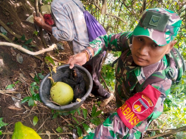 Aparat Babinsa Dawe menunjukkan penggalan kepala kambing saat menelusuri hutan di lereng Pegunungan Muria Kudus. Arif Edy Purnomo/RMOLJateng