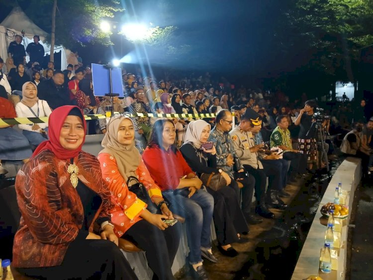 Kepala Dinas Pariwisata Kabupaten Demak Endah Cahya Rini saat menghadiri acara pagelaran goa Kreo di Plaza Kandri Waduk Jati Barang (19/4). Jayanto Arus Adi/RMOLJatenG
