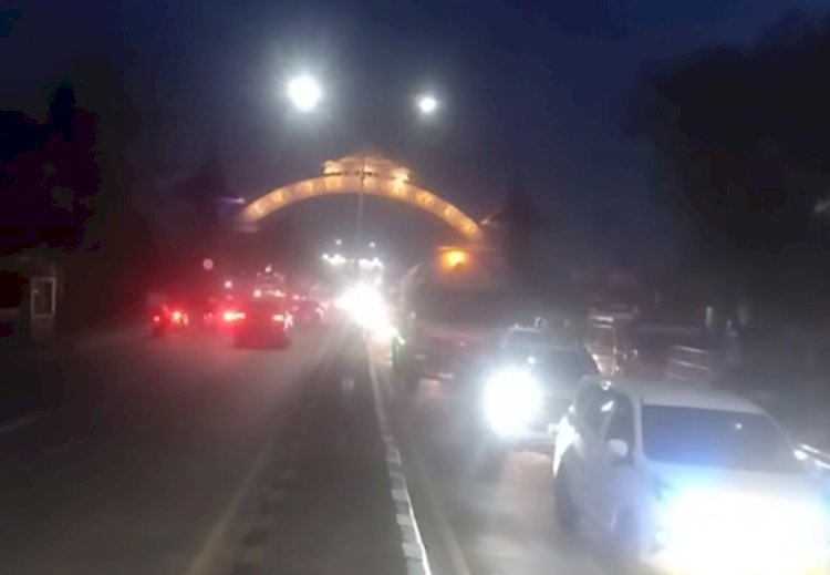 Macet akibat rob di Sayung, Sabtu (20/4) malam ini sangat panjang bahkan sampai ke Kaligawe. Dicky Aditya/RMOLJateng
