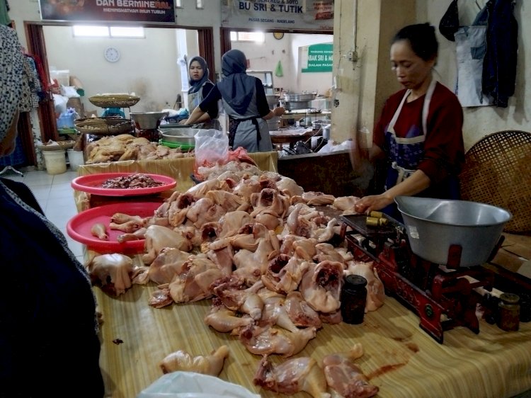 Harga Daging Ayam Di Pasar Secang Mulai Turun, Minggu (21/04). Tri Budi Hartoyo/RMOLJateng