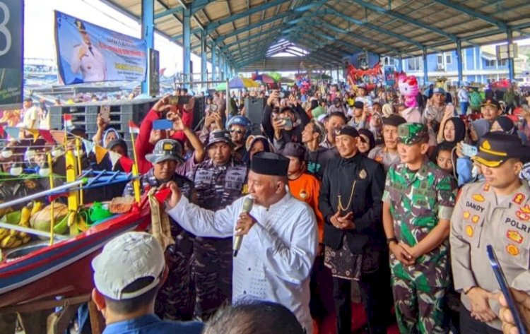 Pj Bupati Pati, Henggar Budi Anggoro membuka tradisi Sedekah Laut di Desa Bajomulyo Kecamatan Juwana Pati. Arif Edy Purnomo/RMOLJateng