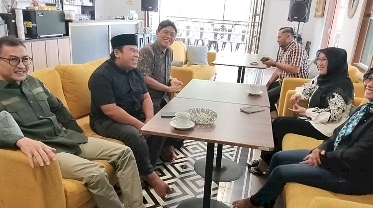 Pengurus DPC PKB Kota Salatiga dipimpin Ketuanya, Saiful Mashud dan Ketua DPC Partai Gerindra, Salatiga, Yuliyanto, saat memaparkan rencana koalisi di Batas Kota, Jalur Salatiga-Kopeng, Senin (22/4). Erna Yunus B/RMOLJateng