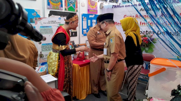 Bupati Demak Dalam Acara Bersama 206 Calon Guru Penggerak Dan Wakil Bupati Melihat Hasil Karta Guru Penggerak. Nungki S Nurhidayanto/RMOLJateng