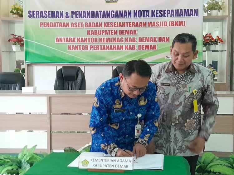 Ka Kemenag Demak dan Ka Kanta Demak melakukan penandatangan nota kesepahaman penandatangan aset BKM Demak, Senin (22/4). Nungki/RMOLJateng