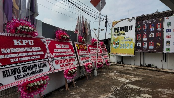 Karangan Bunga Dukungan Untuk KPU Karanganyar Dari Relawan, Selasa (23/04). Dian Tanti Burhani/RMOLJateng