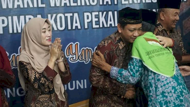 Walikota Pekalongan Achmad Afzan Arslan Djunaid saat memberangkatkan Calon Jemaah Haji (CJH) tahun lalu. Ist