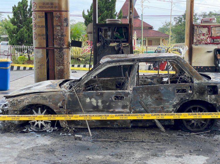 Mobil Dan Pompa Bensin Yang Hangus Terbakar Di Stasiun Pengisian Bahan Bakar Umum (SPBU) Wonogiri, Selasa (23/04). Dokumentasi Humas Polres Wonogiri.