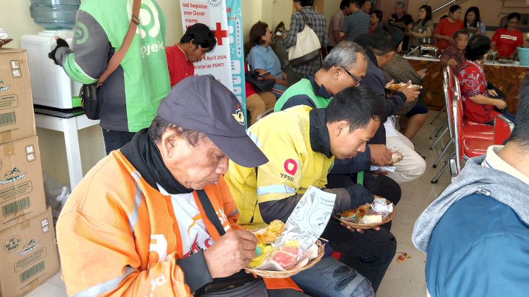 Warga sedang menikmati menu makan siang gratis nasi kuning dan ayam goreng serta lauk lainnya, yang disajikan oleh Paguyuban Sosial Marga Tionghoa Indonesia (PSMTI) Jawa Tengah, di sekretariat PSMTI Jateng, kompleks Puri Niaga Center blok DD 5/10, Puri Anjasmoro, Tawang Mas, Semarang Barat, Rabu (24/4) siang. Soetjipto/RMOLJateng 