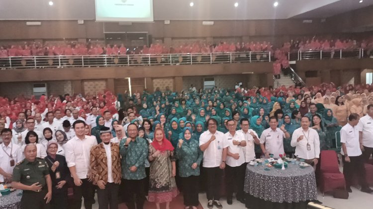 Wali Kota Semarang, Hevearita Gunaryanti Rahayu saat menghadiri halalbihalal Pemberdayaan Kesejahteraan Keluarga (PKK) dan Dewan Kerajinan Nasional Daerah (Dekranasda) Kota Semarang di Balairung Universitas PGRI Semarang, Rabu (24/4). Umar Dani/RMOLJateng