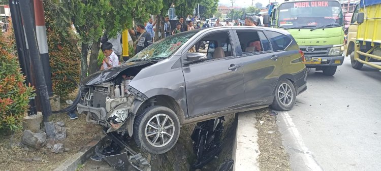 Tabrakan Antara Minibus Dengan 2 Kendaraan Sepeda Motor Di Jalan Raya Ungaran-Bawen, Tepatnya Di Depan PT Purinusa Harjosari Kecamatan Bawen, Rabu (24/04). Erna Yunus B/RMOLJawaTengah