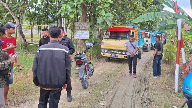 Warga Meminta 4 Kendaraan Pengangkut Tanah Urug Kembalikan Ke Lokasi Penambangan Di Dusun Daresan, Desa Katekan, Grobogan, Kamis (25/04) Siang. Rubadi/RMOLJawaTengah