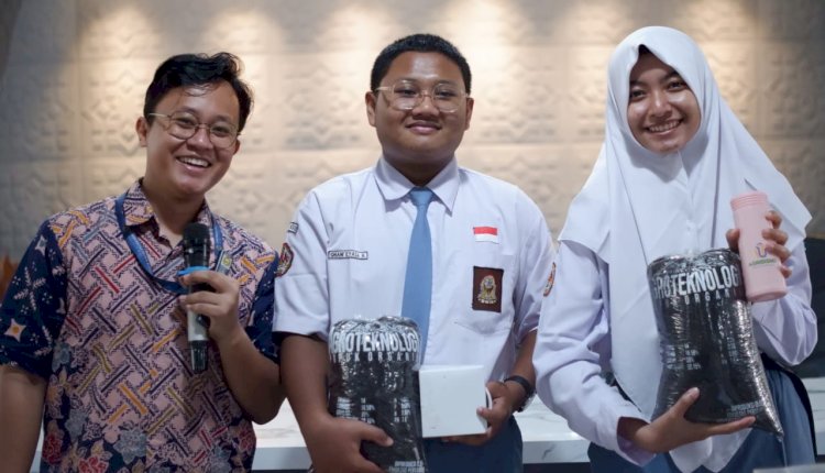 Para Siswa SMAN I Kudus Diajari Membuat Kompos Dan Ekoenzim Oleh Dosen Fakultas UMK Kudus. Arif Edy Purnomo/RMOLJawaTengah
