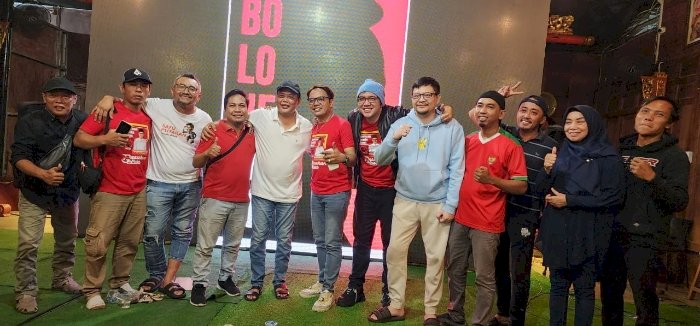 Nonton Bareng (Nobar) Tim Nasional (Timnas) Indonesia vs Korsel Bersama Mantan Bupati Karanganyar Juliyatmono Dan Relawan Bolone Ilyas. Dian Tanti Burhani/RMOLJawaTengah