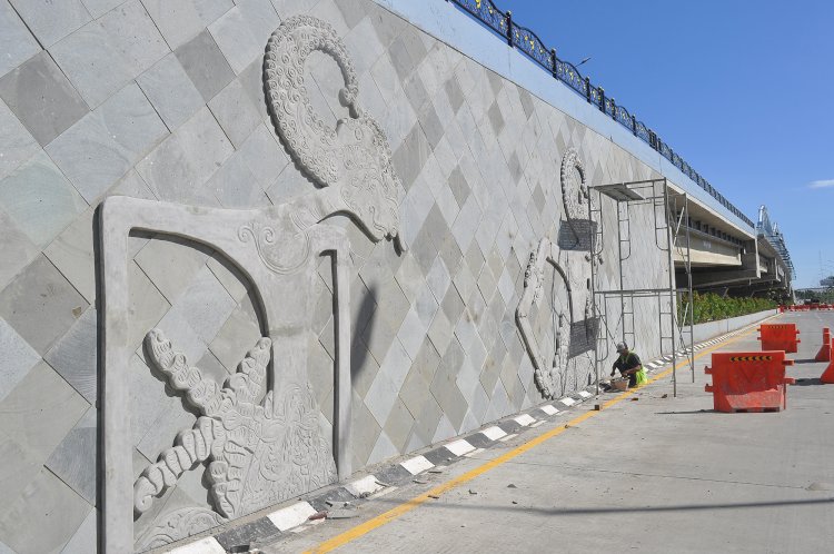 Pekerja Menyelesaikan Relief Pewayangan Di Jembatan Kota Semarang, Jumat (26/04). Wahyu Sulistiyawan/RMOLJawaTengah