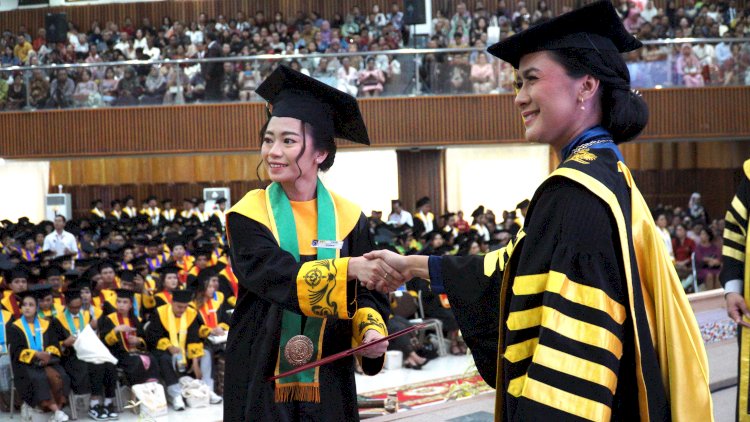 Rektor UKSW Prof. Dr. Intiyas Utami, S.E., M.Si., Ak., Mewisuda 538 Mahasiswanya Di Balairung Universitas Kristen Satya Wacana (UKSW), Jum'at (26/04). Erna Yunus B/RMOLJawaTengah