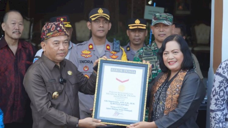 Sebagai pemrakarsa pemecahan rekor berupa penyajian 9.783 porsi pindang serani, Pj Bupati Jepara Edy Supriyanta menerima penghargaan dari MURI. Arif Edy Purnomo/RMOLJateng