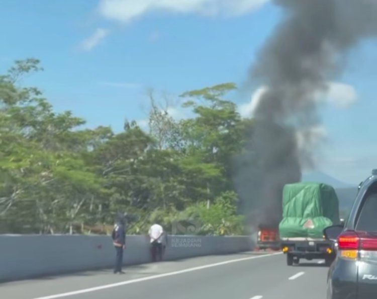 Sebuah mobil terbakar di KM 421 Tol Semarang-Ungaran, Sabtu (27/4) pagi ini. Dicky Aditya/RMOLJateng
