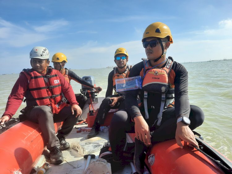 Operasi Pertolongan Dan Pencarian Oleh Tim Gabungan Search And Rescue (SAR) Semarang Di Bawah Jembatan Cilosari Sungai Banjir Kanal Timur (BKT) Kota Semarang Pada Sabtu (27/04). Dokumentasi SARSemarang