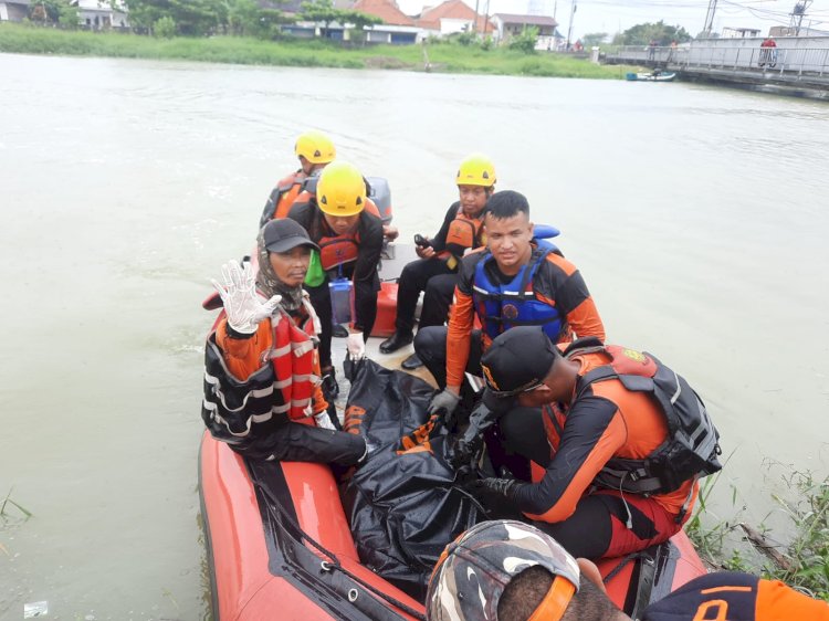 Evakuasi Korban Hanyut Di Daerah Air Sungai Banjir Kanal Timur Semarang