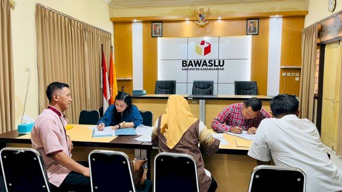 Proses rekrutmen Panwascam di kantor Bawaslu Karanganyar. Dian Tanti/RMOLJateng